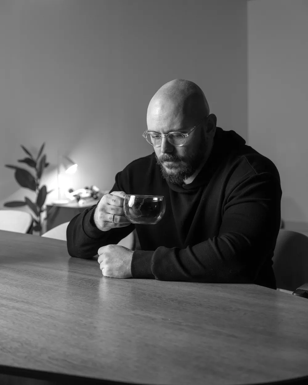 Pinho tomando café na mesa de casa